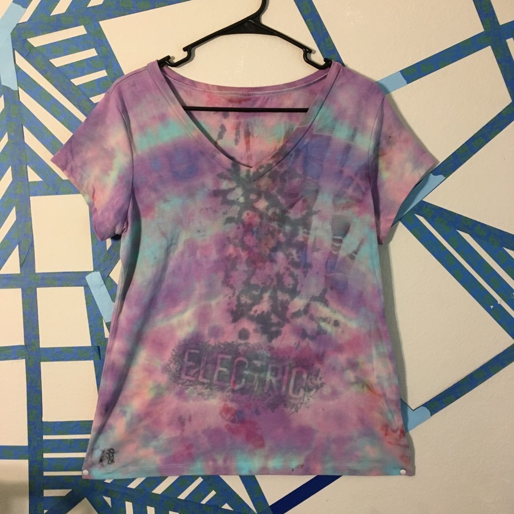 Pastel Hand 🖐 dyed graphic Tee! It’s electric ⚡️